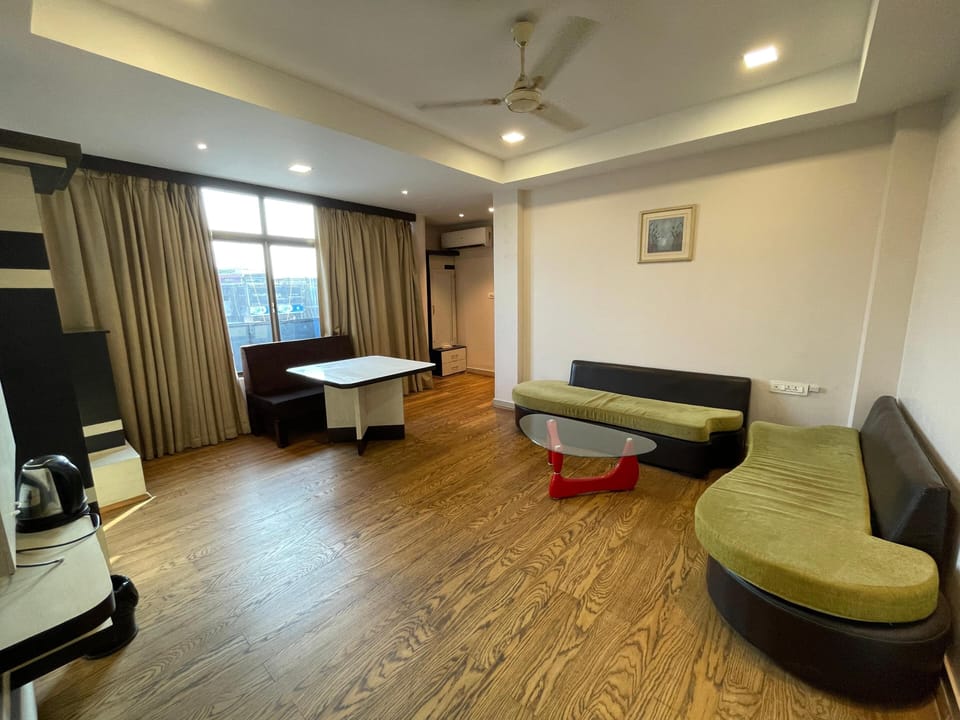 Suite, City View | Desk, laptop workspace, iron/ironing board, free WiFi