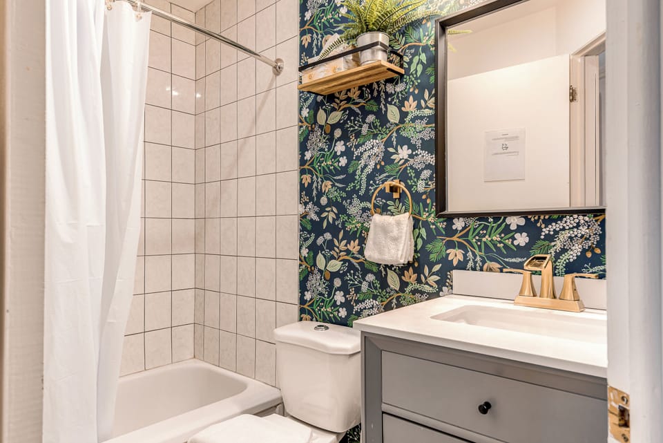 Standard Room, 1 Queen Bed | Bathroom | Combined shower/tub, rainfall showerhead, free toiletries, hair dryer