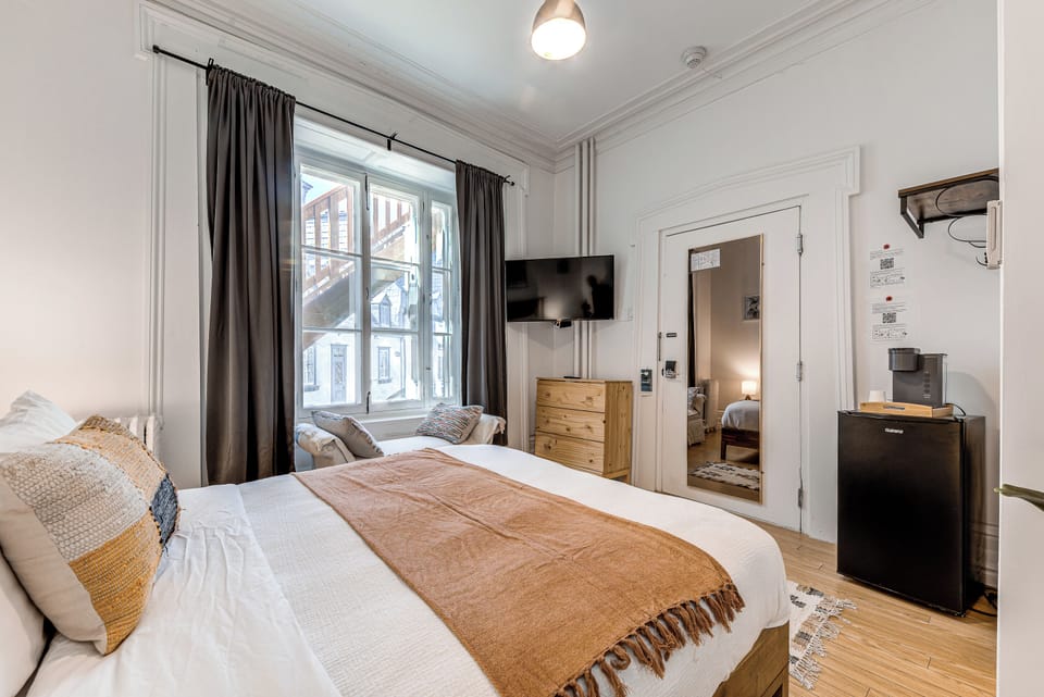 Standard Room, 1 Queen Bed | Iron/ironing board, free WiFi, bed sheets
