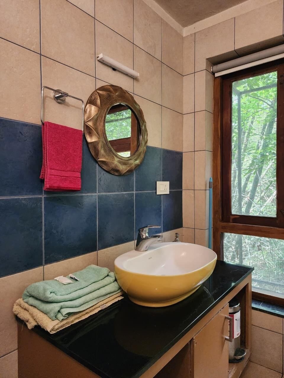 Deluxe Room | Bathroom | Shower, free toiletries, towels, soap