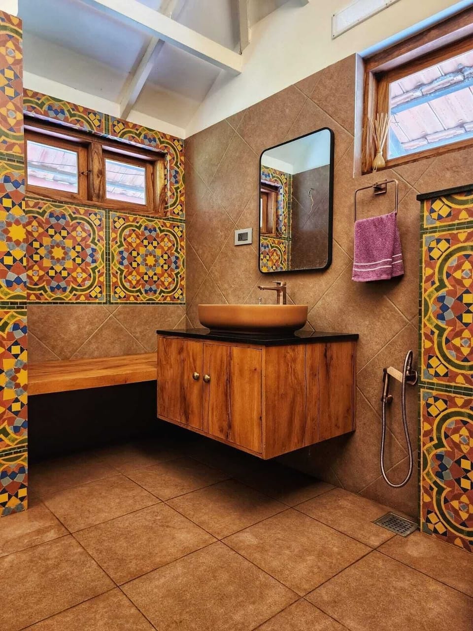 Traditional Cottage | Bathroom | Shower, free toiletries, towels, soap