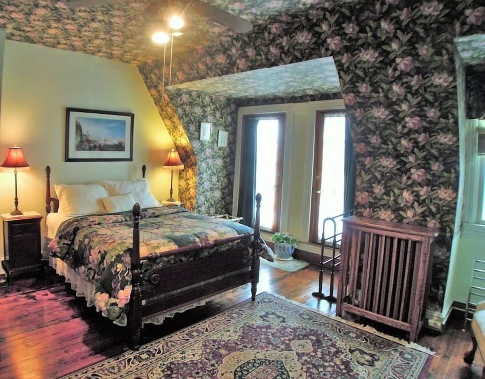 Traditional Room, 1 Queen Bed, Balcony (Flower Room) | Individually decorated, individually furnished, desk, iron/ironing board
