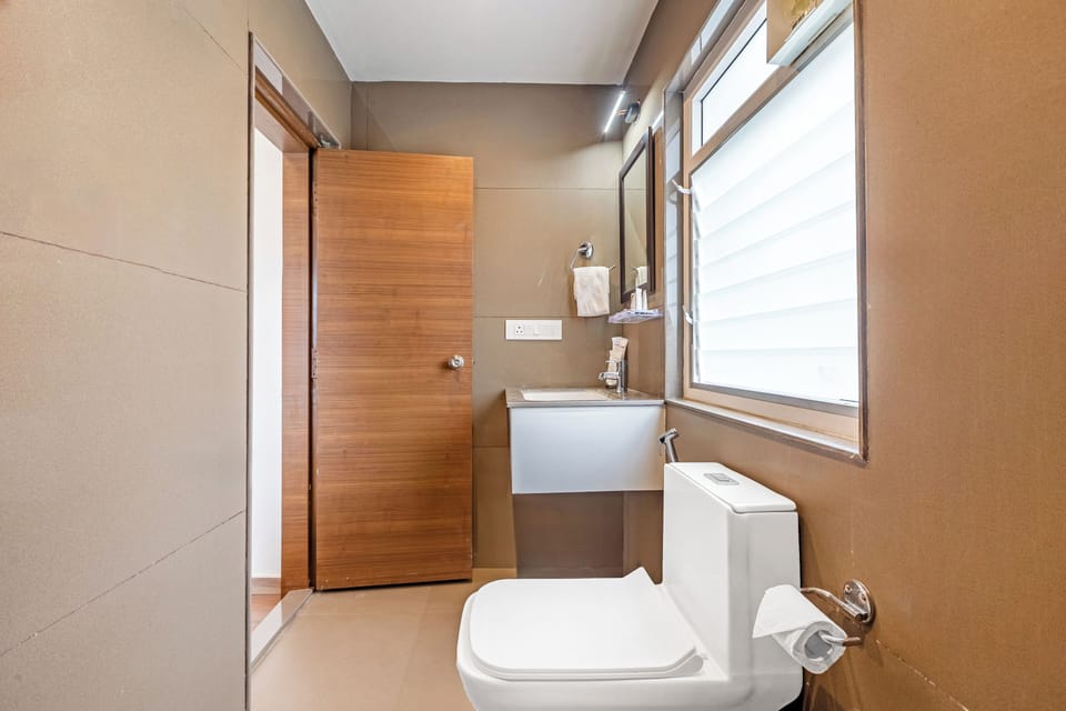 Valley View Room with Balcony | Bathroom | Shower, free toiletries, soap, shampoo