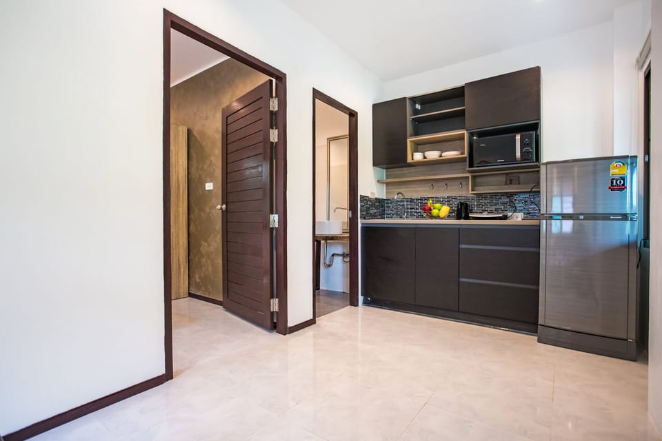 Deluxe Bungalow, Garden View | Private kitchenette | Full-size fridge, microwave, stovetop, cookware/dishes/utensils