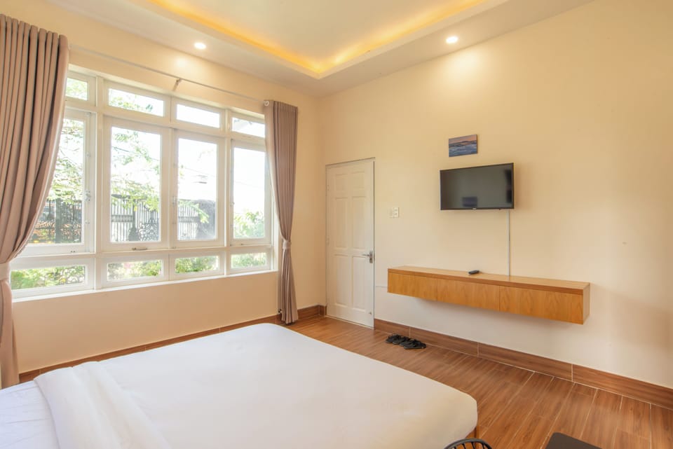Superior Room, 1 King Bed, Garden View | Desk, laptop workspace, free WiFi