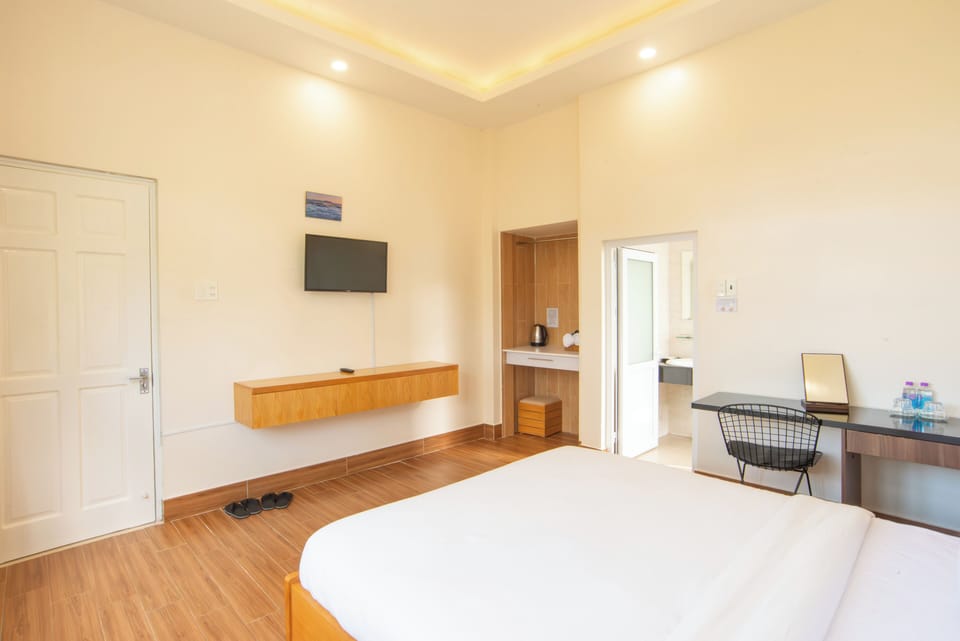 Superior Room, 1 King Bed, Garden View | Desk, laptop workspace, free WiFi