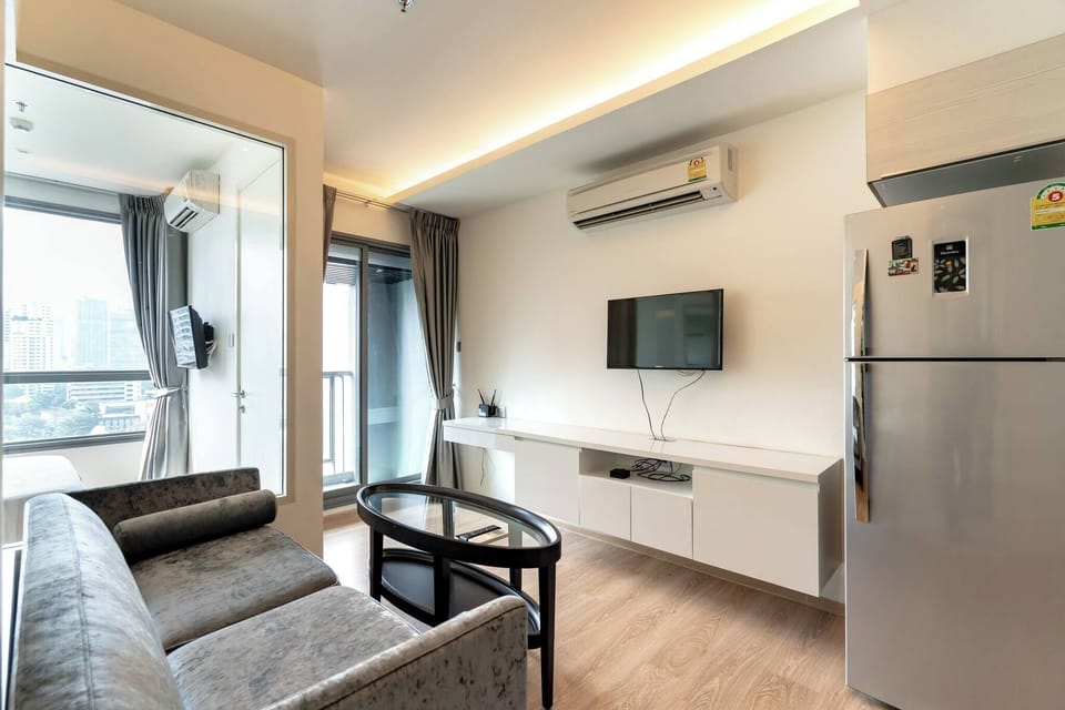 Condo, 1 Bedroom, Accessible, Balcony | Living room | Books