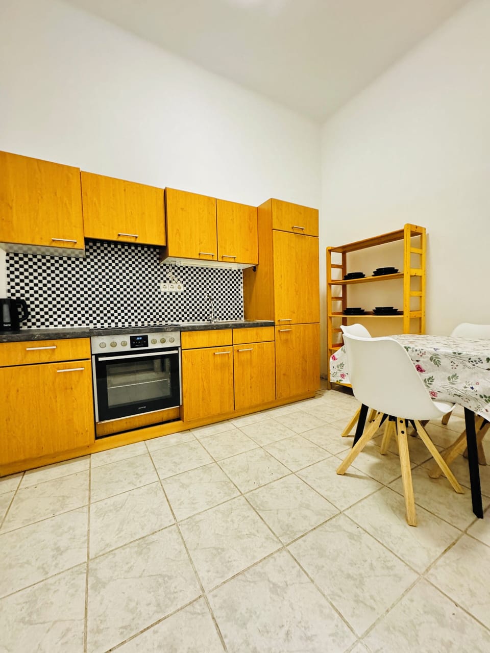 Basic Apartment | Private kitchen | Fridge, oven, stovetop, cookware/dishes/utensils
