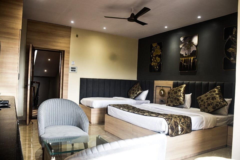 Comfort Studio Suite, City View | Soundproofing, iron/ironing board (on request), WiFi (free), bed sheets