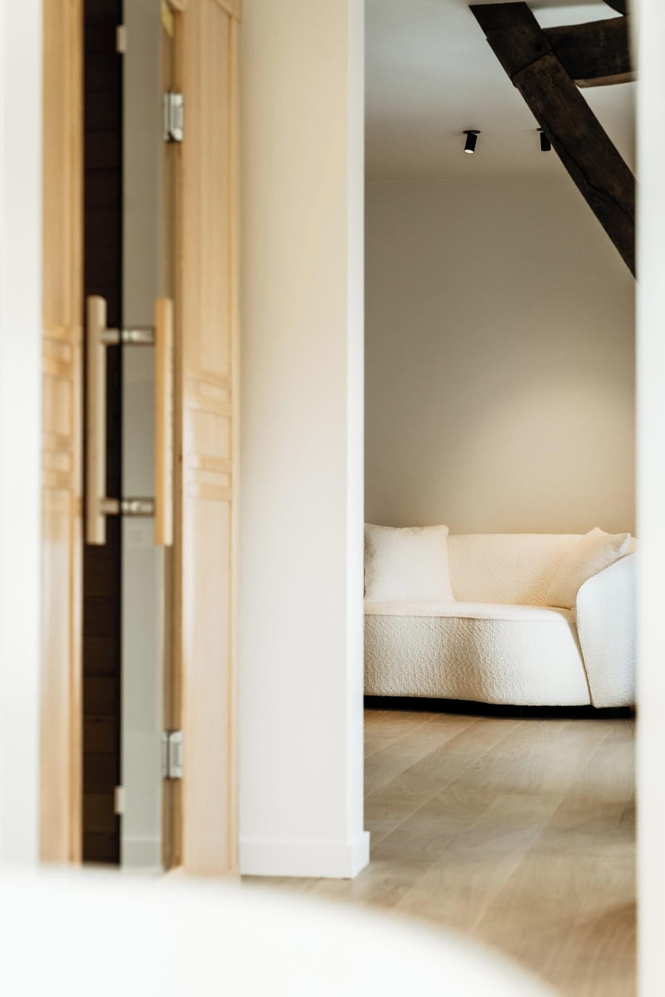 Deluxe Suite | Minibar, in-room safe, desk, soundproofing