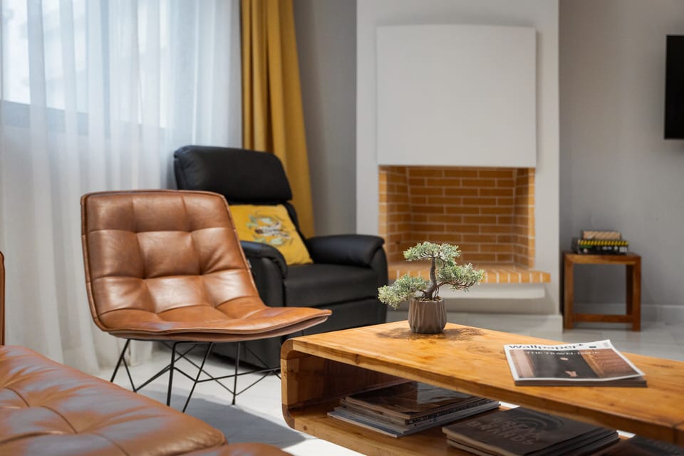 House | Living room | 45-inch LED TV with satellite channels