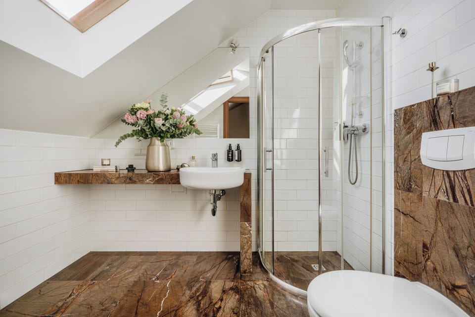 Standard Double or Twin Room | Bathroom | Free toiletries, hair dryer, slippers, towels