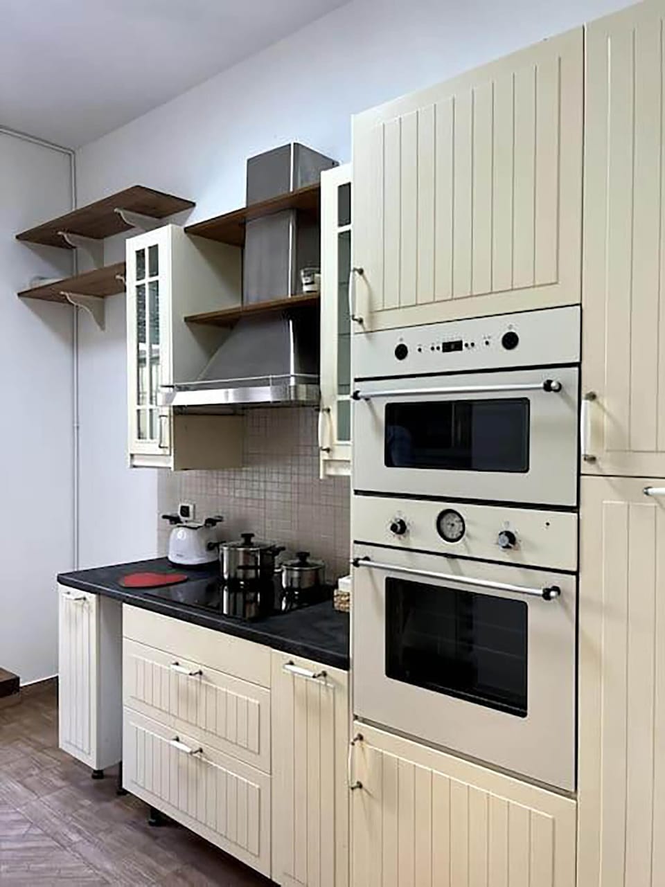 Apartment (3 Bedrooms) | Private kitchen | Microwave, oven, electric kettle