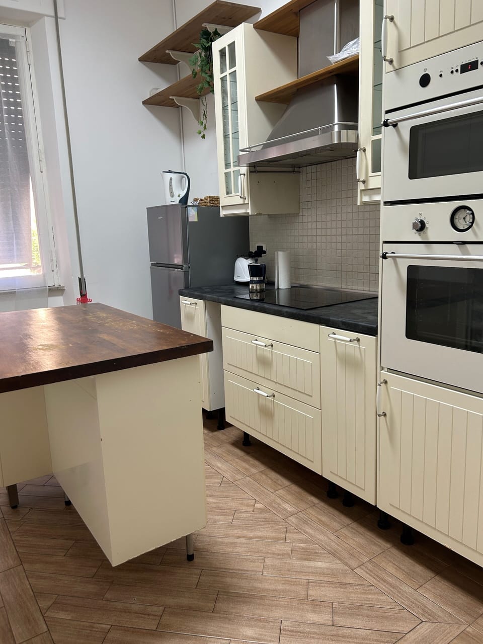 Apartment (3 Bedrooms) | Private kitchen | Microwave, oven, electric kettle