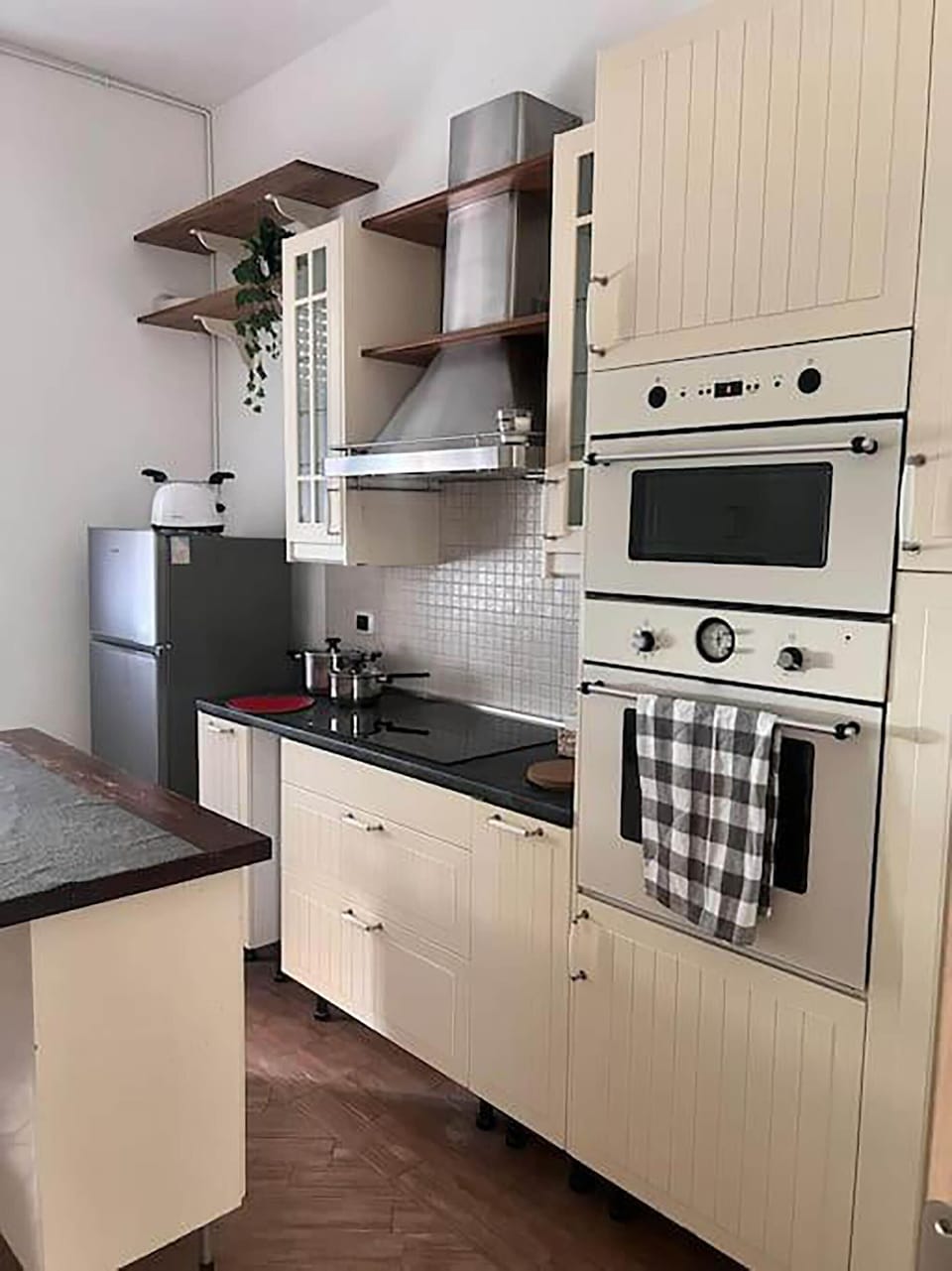 Apartment (3 Bedrooms) | Private kitchen | Microwave, oven, electric kettle