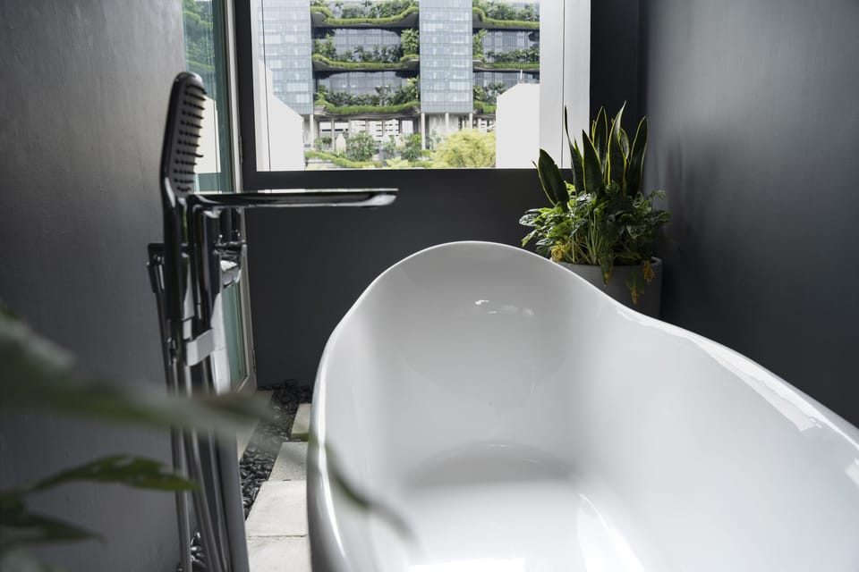 Deluxe Garden Queen (New Wing) | Bathroom | Free toiletries, hair dryer, slippers, towels