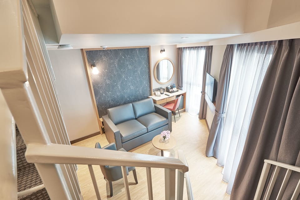 Loft Suite | Hypo-allergenic bedding available, minibar, in-room safe