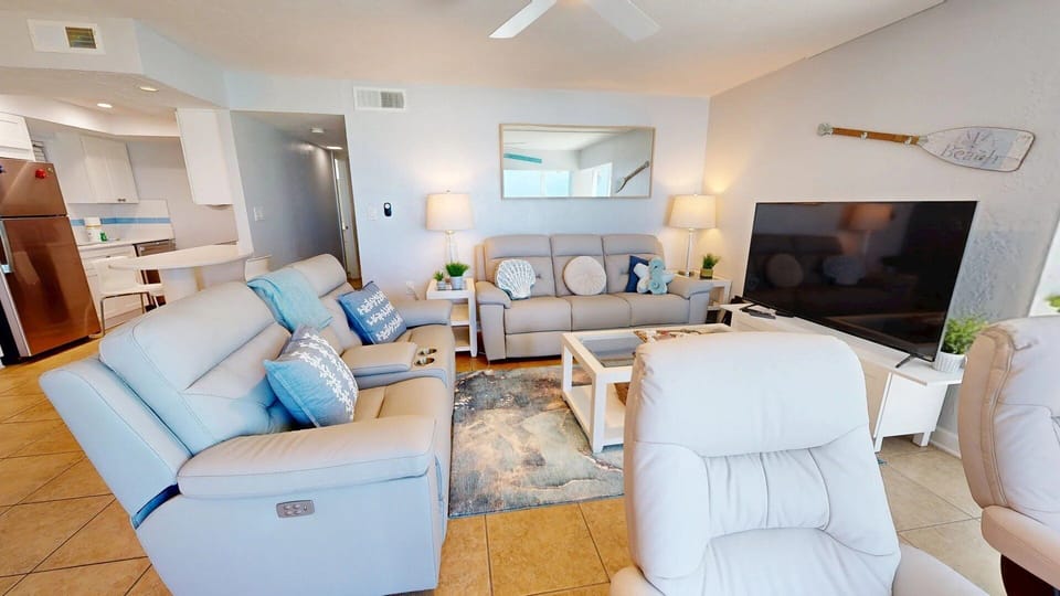 Spacious/comfortable Living room.