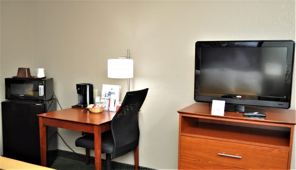 Standard Room, 2 Queen Beds, Smoking | Room amenity