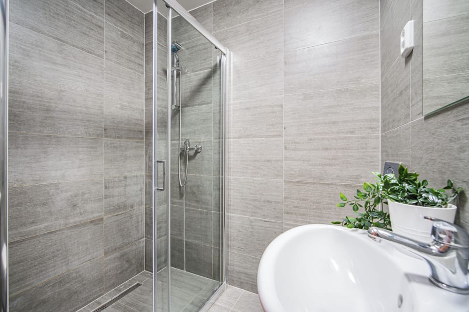 Comfort Triple Room | Bathroom | Slippers
