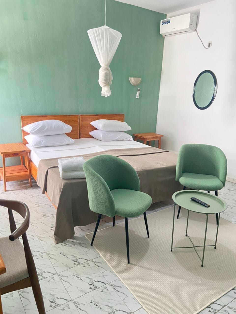 Chambre Confort avec lits jumeaux (Kaan Ngarou) | Individually decorated, desk, laptop workspace, blackout drapes