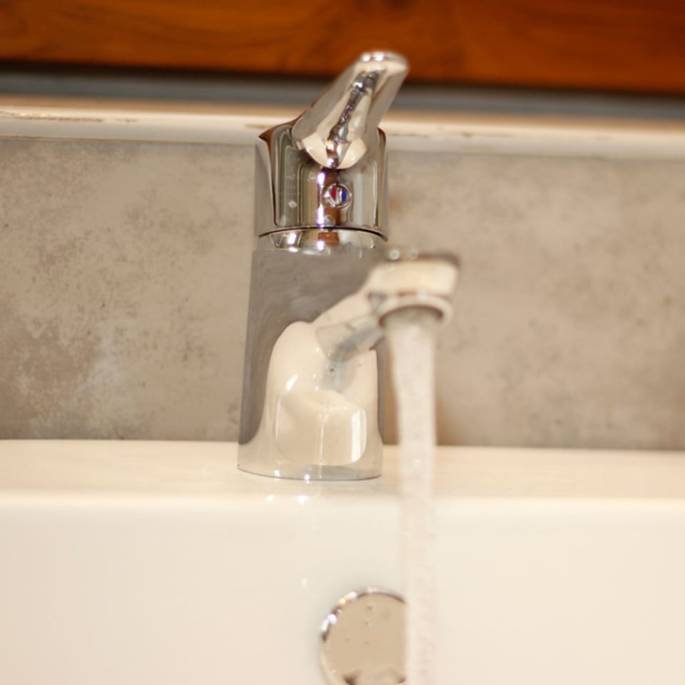 Shower, rainfall showerhead, free toiletries, bidet