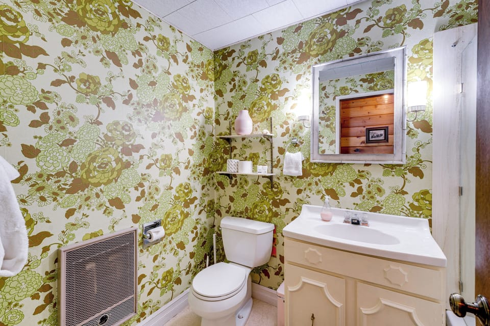 Whale Watch & Relax Fireside: Puget Sound Gem! Cottage in Whidbey Island