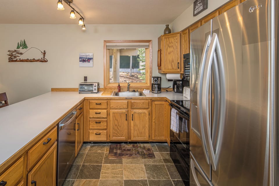 Fully equipped kitchen for all your culinary creations | Main Level
