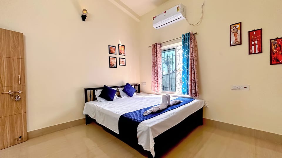 Laptop workspace, free WiFi, bed sheets
