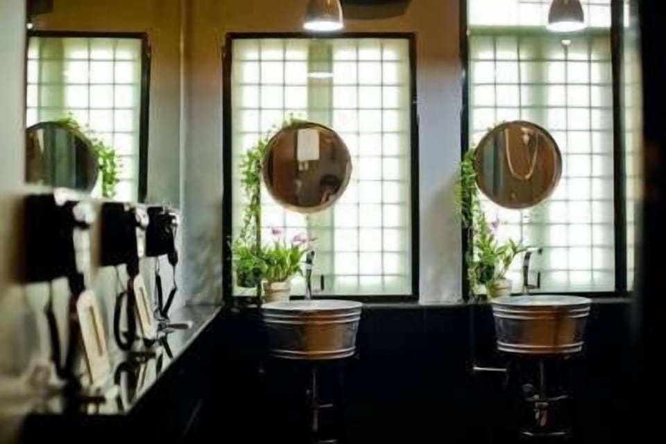 Female dorm for 4 (2bunk beds) | Bathroom | Shower, free toiletries, hair dryer, slippers