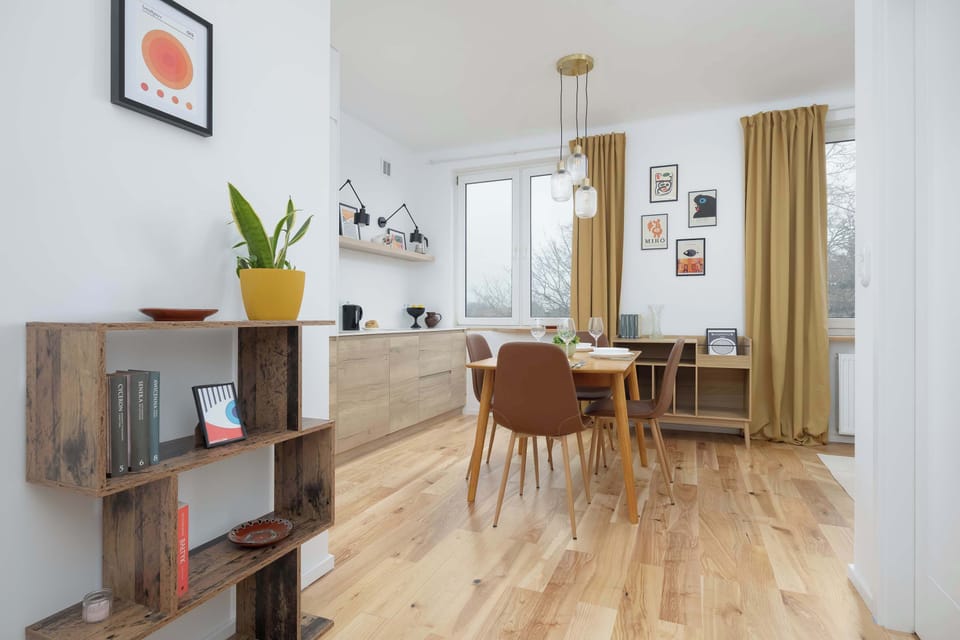 Spacious living-dining room combining modern furniture, warm color accents and a welcoming atmosphere.