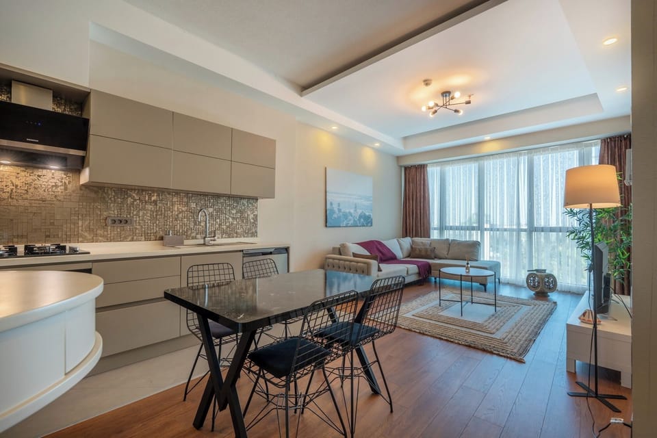 Luxury Condo, 1 Bedroom, Pets Allowed, Beachside | Iron/ironing board, free WiFi