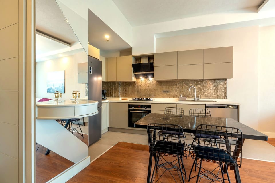 Luxury Condo, 1 Bedroom, Pets Allowed, Beachside | Iron/ironing board, free WiFi