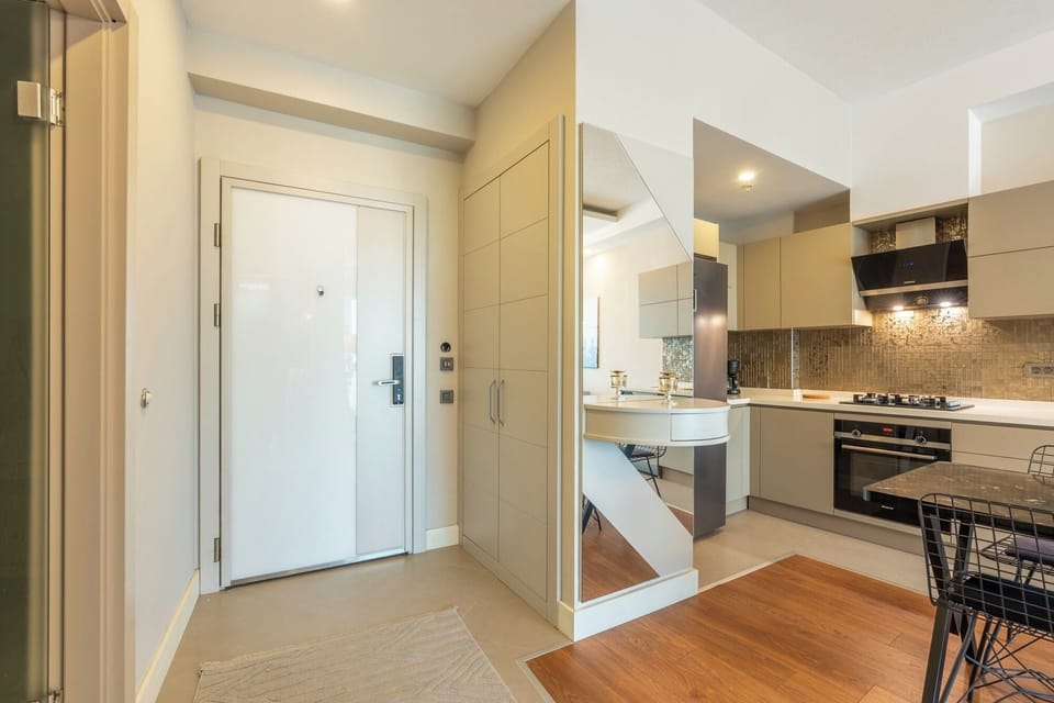 Luxury Condo, 1 Bedroom, Pets Allowed, Beachside | Living area | TV