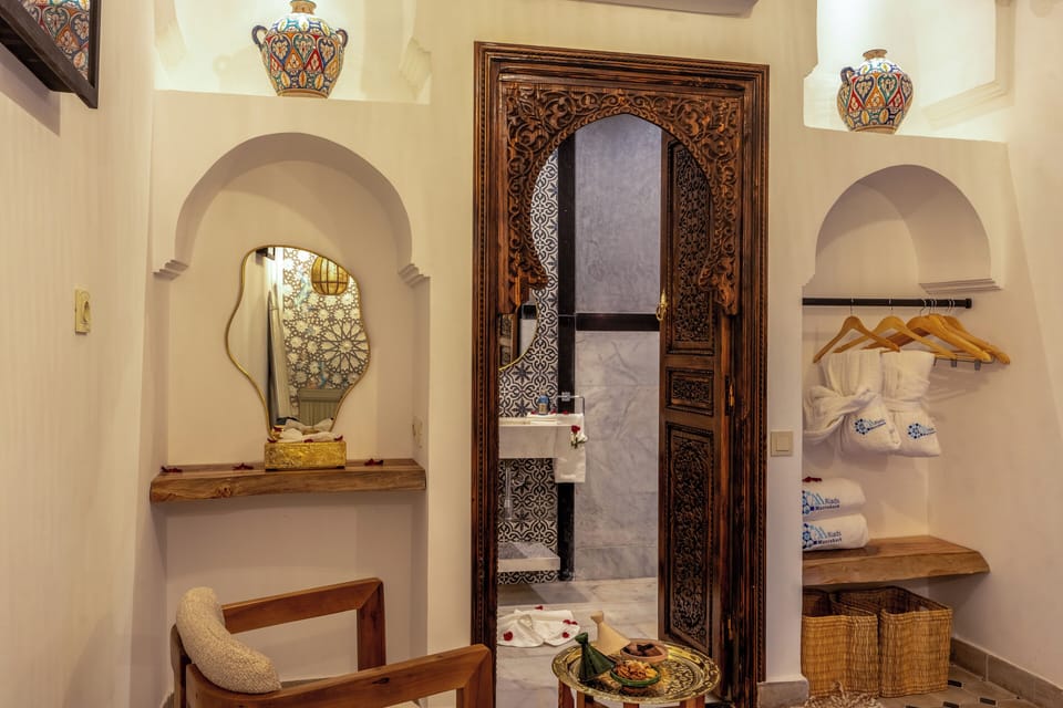 Deluxe Double or Twin Room | Bathroom | Shower, hair dryer, bathrobes, slippers