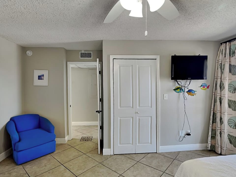 Third Bedroom - Smart TV - Floor 1