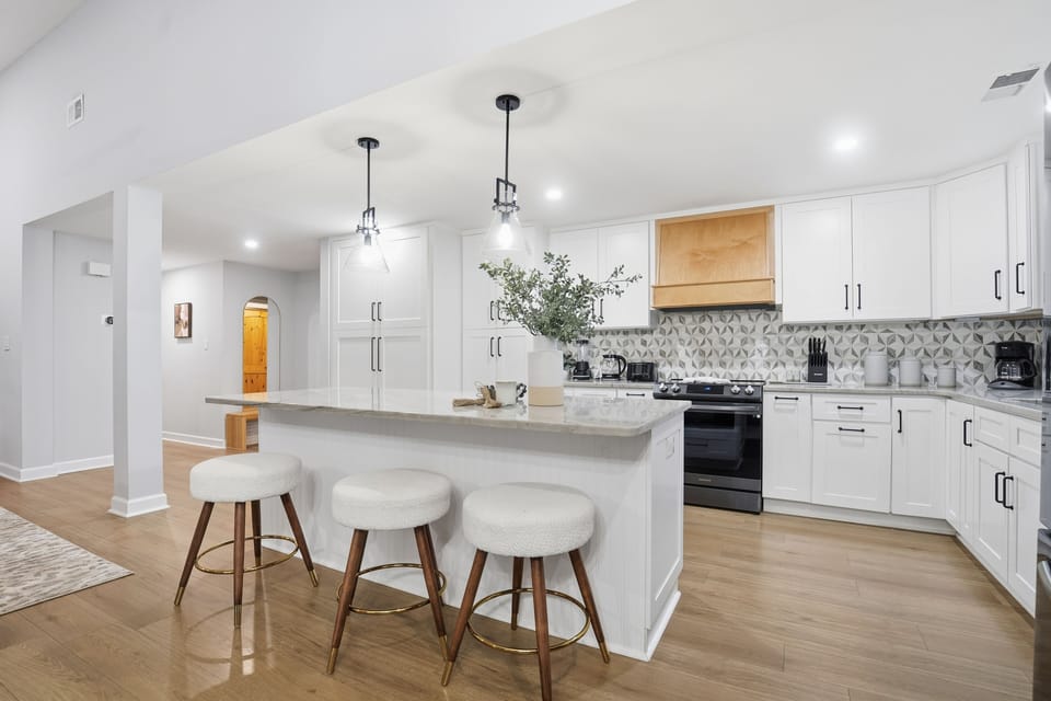Signature House, 4 Bedrooms, Non Smoking, Patio | Private kitchen | Fridge, microwave, oven, stovetop