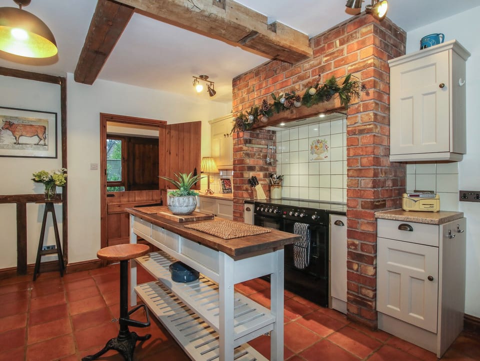 Cottage | Private kitchen | Fridge, dishwasher, cookware/dishes/utensils