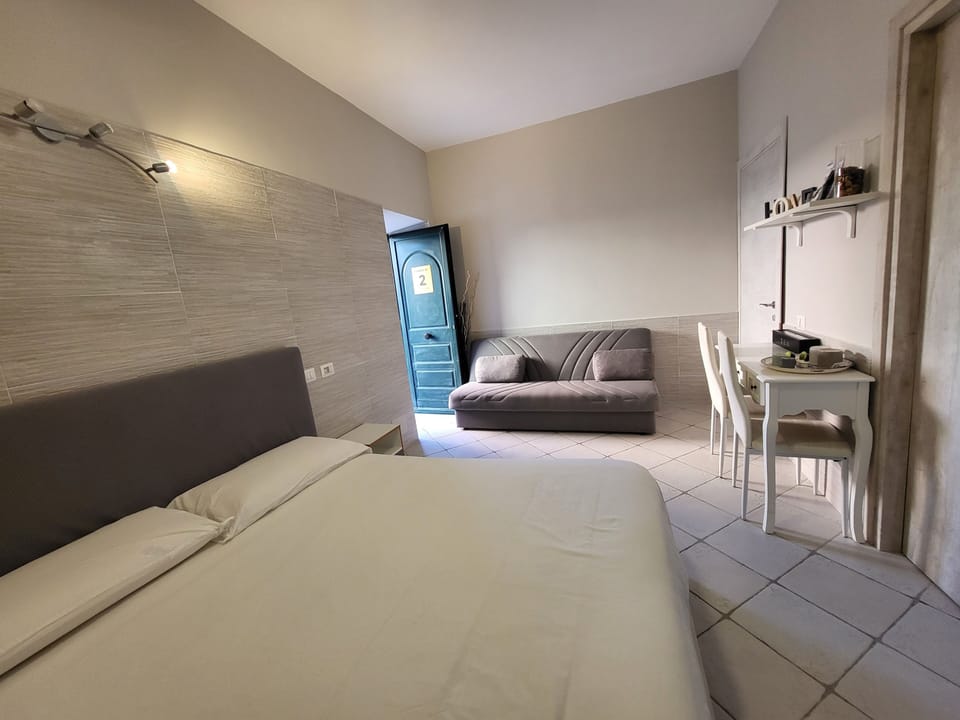 Deluxe Double Room, Patio, Courtyard View | Soundproofing, iron/ironing board (on request), WiFi (free)