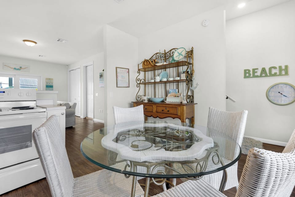 Seating for four at the dining table
