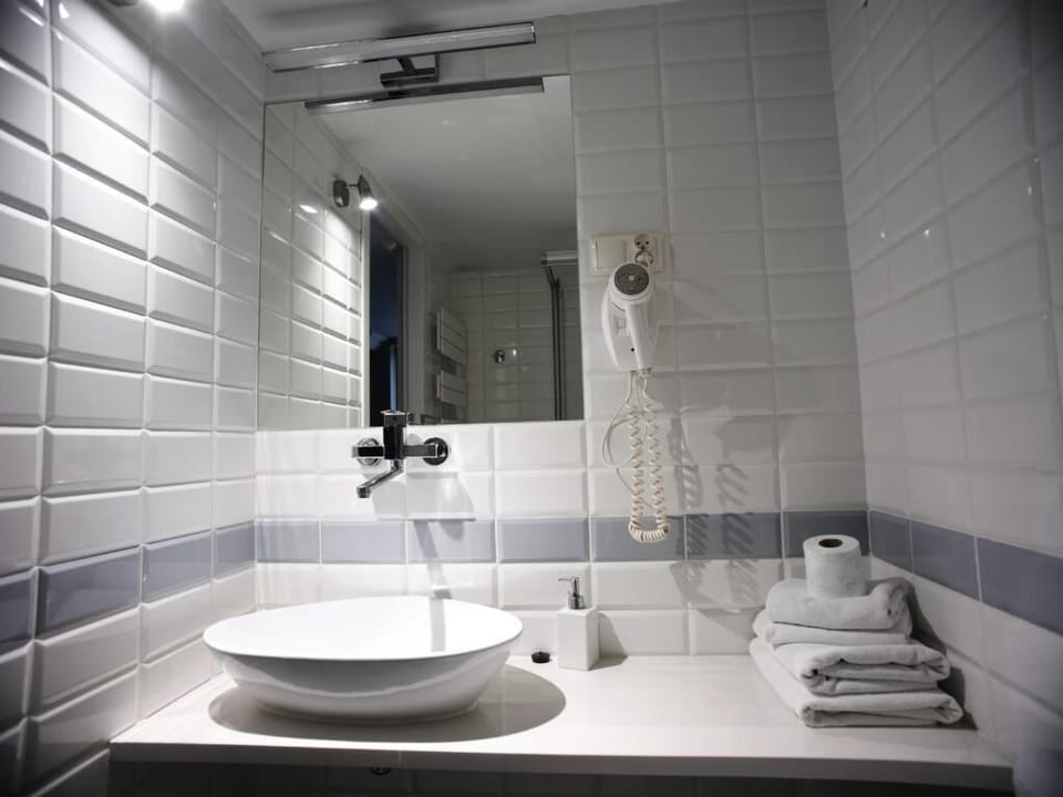 Deluxe Twin Room, Non Smoking, Housekeeping | Bathroom | Shower, hair dryer, towels, soap