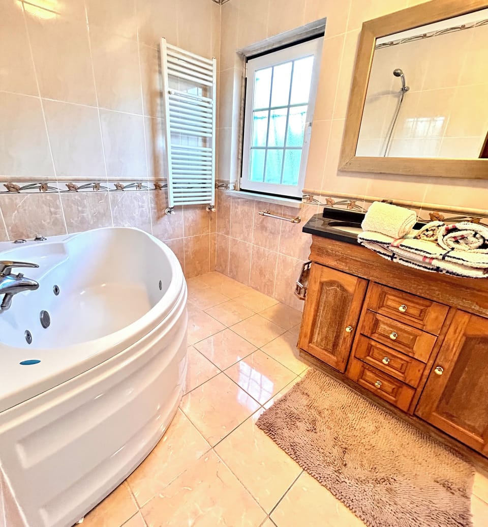 Deluxe Room, Balcony, Pool View | Bathroom