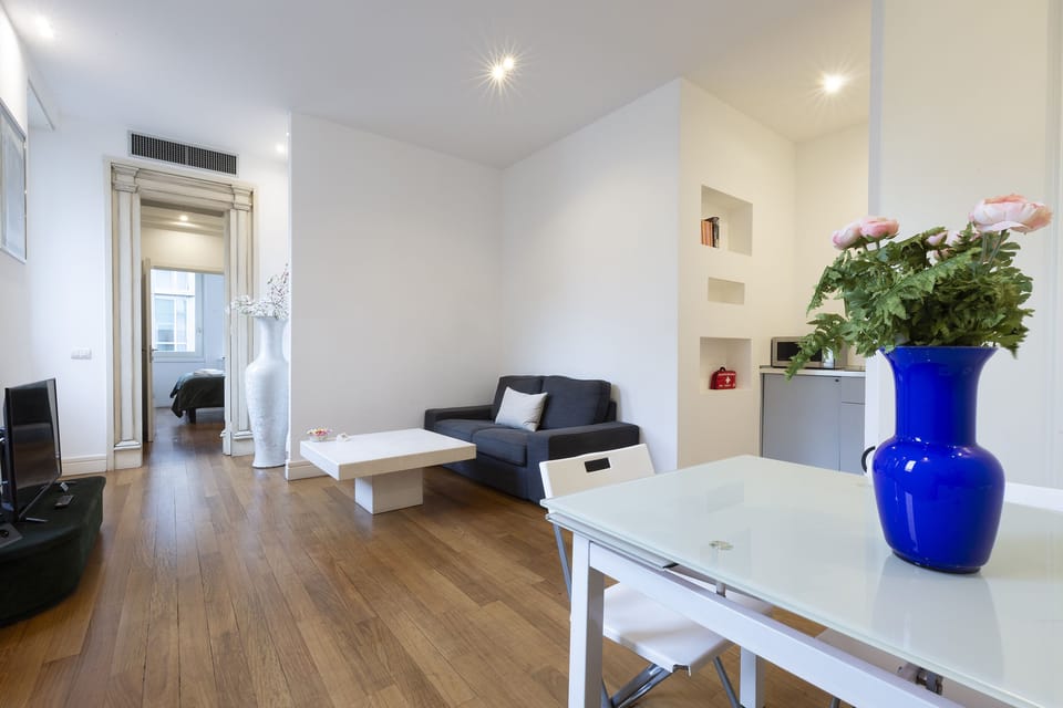 Deluxe Apartment, Courtyard View | Living area | TV