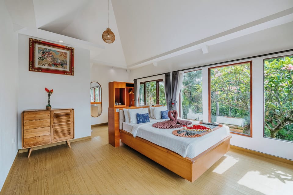 Superior Room with pool view | Premium bedding, minibar, in-room safe, desk