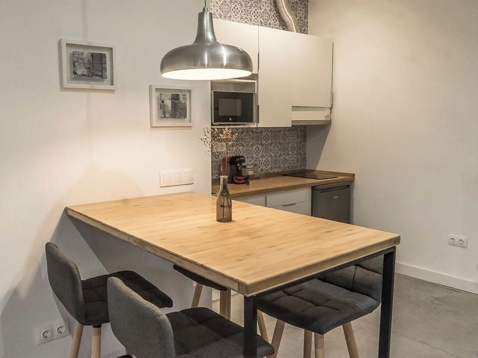 Basic Studio | Living area | TV
