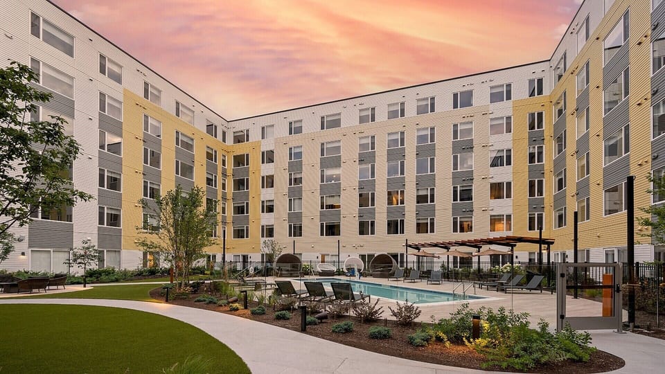 Let the tranquil pool views set the tone for your stay. A sophisticated backdrop for mornings, evenings, and everything in between.