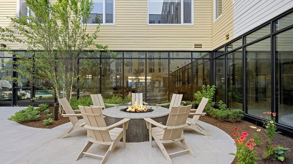 Experience refined outdoor comfort with picture-perfect views of the facility in the courtyards. Where luxury meets serenity in the most effortless way.