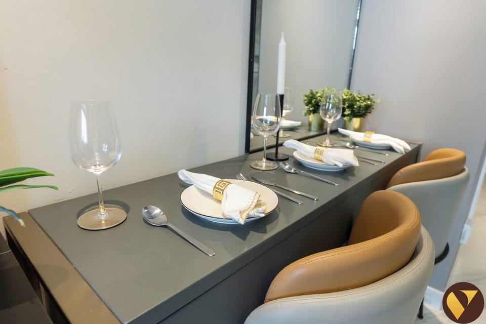 Luxury Studio, Balcony, Canal View | In-room dining