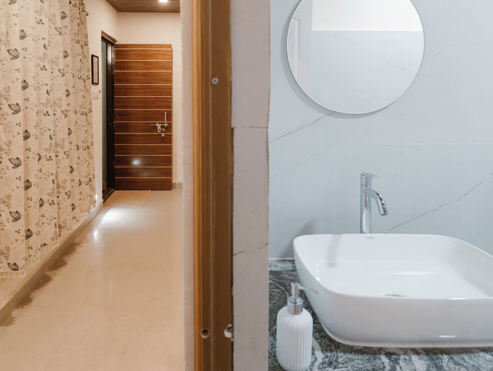 Deluxe Double Room, Garden View | Bathroom | Shower, towels, shampoo, toilet paper