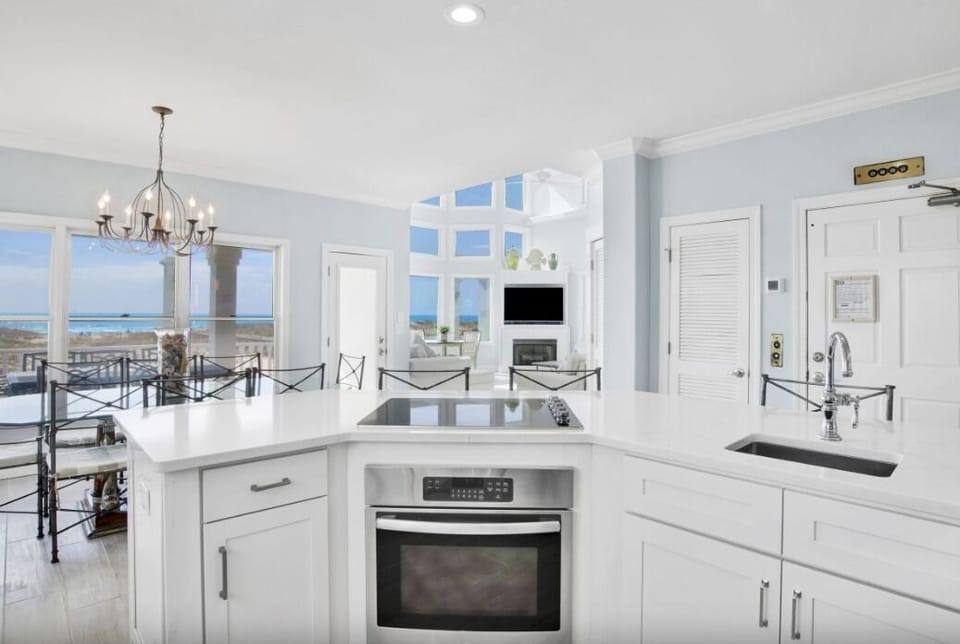 House, Multiple Beds (USA Beach House) | Private kitchen | Oven, toaster